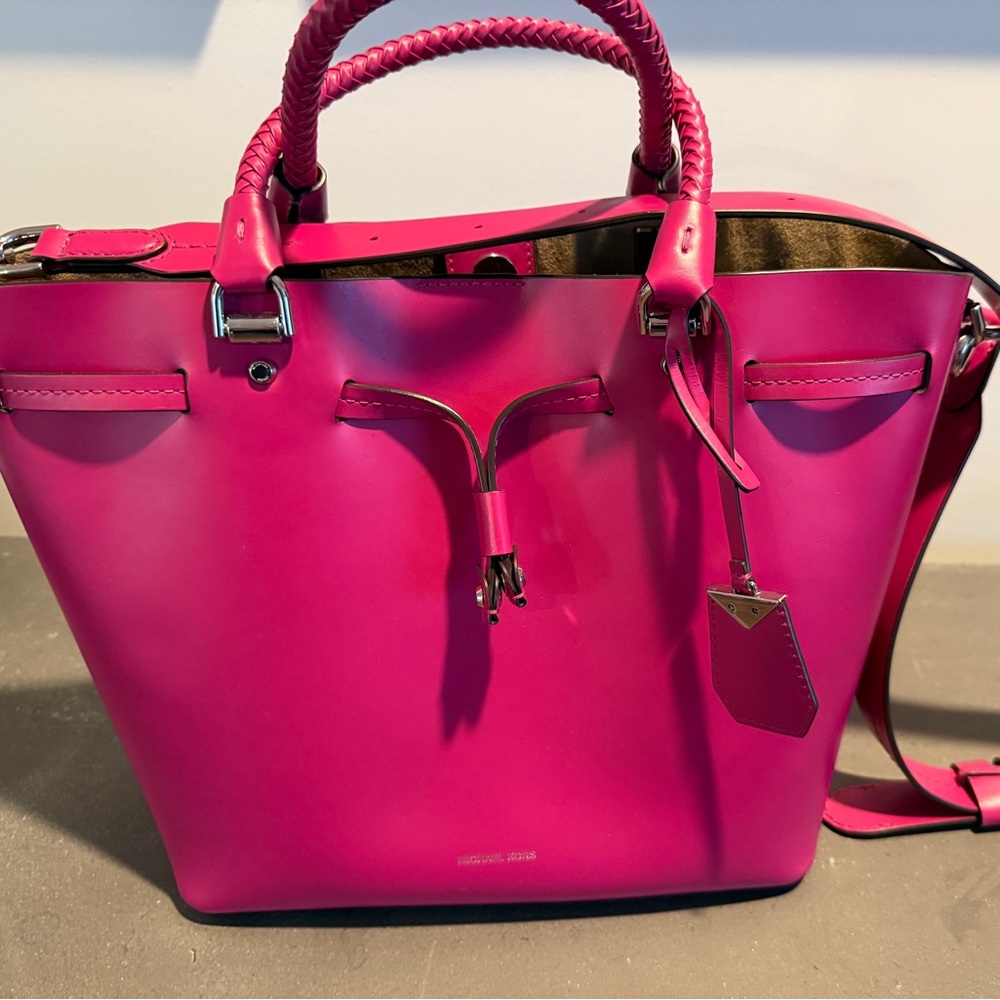 Michael Kors - Very Gently use HOT PINK leather totem.  Medium size